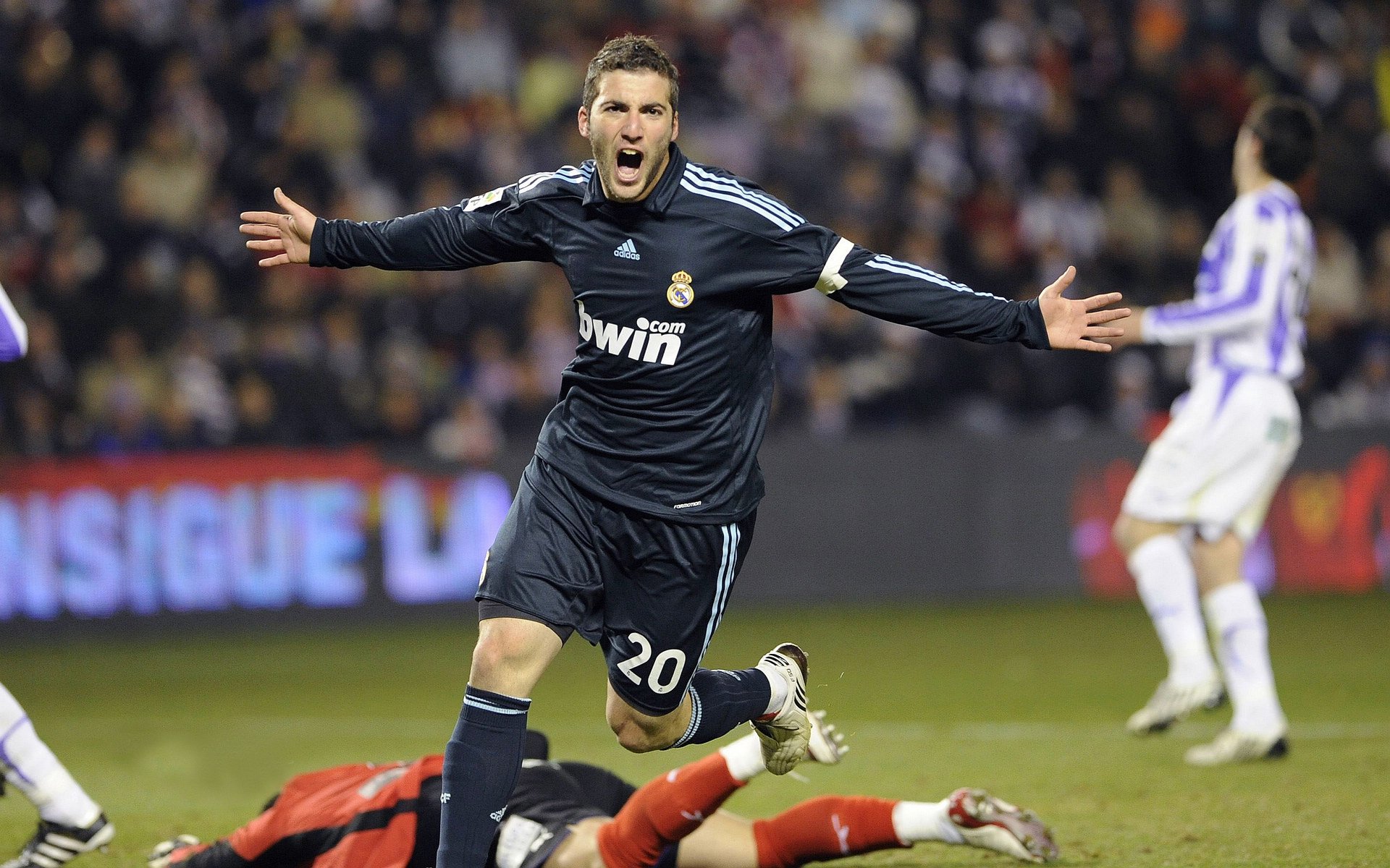 “英超战局进入收官冲刺，榜首球队迎来硬仗”，英超战绩